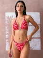 Detalle del top de bikini estampado rojo y rosa con colgante de metal y cuello halter - S / Rosa