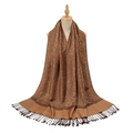 Dettaglio di sciarpa in acrilico marrone paisley con trama morbida e nappe decorative - Marrone