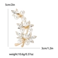 Elegante spilla a bouquet floreale con perle e cristalli in finitura oro, 5x3 cm - Oro