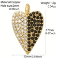 Dettaglio di un ciondolo a cuore in rame placcato oro 18K con zirconi bianchi e neri - Cuore Bianco e Nero