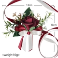 Elegante botonier de rosa PE rojo oscuro con cintas para novio y ceremonias de boda - Ramillete de Muñeca Rojo Vino