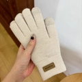 Winter knitted touchscreen gloves in cream white with a fashion leather patch - Touchscreen Maillard Style Off-White