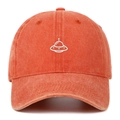 Detailaufnahme der UFO-Stickerei auf einer gewaschenen Baseballkappe in Dunkelorange - Einheitsgröße / Orange