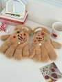 Dettaglio guanti in peluche marroni con ricamo a forma di bassotto e tema natalizio - Stile a cinque dita / Marrone