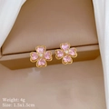 Detalle de pendientes trébol de corazón rosa montura dorada en caja de joyas marrón - Aguja de Plata + Cobre Chapado en Oro / Pendientes de Botón de Trébol (Circonita Rosa)