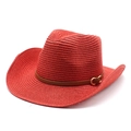 Detailansicht eines roten Stroh-Cowboyhuts mit braunem Lederband und goldener Schnalle - M / Rot