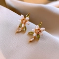 Dettaglio degli orecchini a fiore vintage con petali bianchi e gemme verdi lucide - Perno per orecchini in argento sterling 925/Lega/Zircone / Stile Smalto Bianco Verde (HE24197-3)