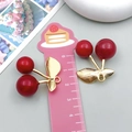 Orecchini a ciliegia rossi con foglie dorate e righello per riferimento misura - 1pz Ciliegia in Resina Placcata Oro KC Rosso / 29x26x14mm