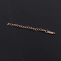 Vista macro de cadena de extensión de acero inoxidable oro rosa con etiqueta en fondo negro - 4cm / Chapado en Oro Rosa de 18K
