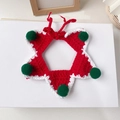 Détail d'un bavoir de Noël pour animaux fait main au crochet avec étoiles rouges et pompons - Pentagramme rouge