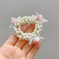 Detalle de un coletero para niña con perlas blancas y lazo de tela en tonos pastel - Coletero De Perlas Con Lazo Rosa Coreano