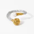 Anello aperto moderno bicolore con finitura a martello, perla e sfera d'oro irregolare - Stile Perla Martellata Bicolore Oro Argento (SB808)