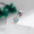 Pendiente de plata para cartílago con gema azul claro de 4mm y engaste de 6 garras - Azul Mar Claro (1 Unidad)