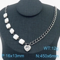Collar con colgante de corazón con perlas cuadradas y pedrería brillante en busto - Collar Color Acero (KN237987-KSP)
