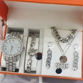 5-teiliges silbernes Damenuhr-Set mit Strassschmuck in orangefarbener Box - Hip Hop Silber Rund Uhr mit Datum 5-teiliges Set