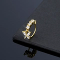 Goldener Nasenring mit Schmetterlingsanhänger und Zirkonia auf dunklem Steingrund - Gold