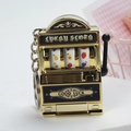 Mini portachiavi slot machine dorata con leva e incisione Lucky Sloth - Oro placcato