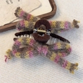 Detail der gestreiften Strick-Schleifen-Haarklammer mit buntem Garn und Kunststoff - Rosa-Lila(26283B)