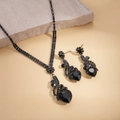 Dettaglio del set collana e orecchini vintage con ciondoli a cuore neri - Set Collana Nero (Due Pezzi)