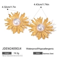 Dettaglio di grandi orecchini a sole dorati con perla centrale e texture in metallo rigato - Stile Perla Raggi di Sole (JDEW2409014)