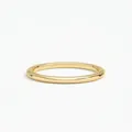 Polierter S925 Sterlingsilber Ring in Goldoptik, minimalistisch stapelbar auf weißem Grund - US Größe 6 / Polierter Goldring