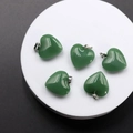 Ciondoli a cuore in giada verde con chiusure in metallo per creazione gioielli - Vetro Verde Scuro