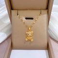 Collier ours doré en acier titane avec cristaux de zircone pavés dans un écrin beige - Pendentif En Cuivre Et Chaîne En Acier Titane E415