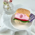 Simpatico portachiavi di maiale hamburger in peluche morbido su sfondo di tessuto bianco - Burger Capibara / Circa 8cm