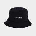 Dettaglio ravvicinato del ricamo mama bianco su un cappello a secchiello nero - Taglia unica / Nero