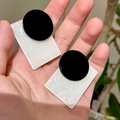 2505198 Black And White Color-blocked Shell Texture Square Earrings (s925 Silver Needle)