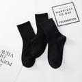 Trois paires de chaussettes mi-hautes en coton noir avec bords-côtes et style sobre - Rayure Verticale Noire
