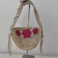 Handgefertigte Häkeltasche in Halbmondform mit rosa Blumen und langen Fransen - Beige Mit Rosenblüte