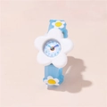 Süße Kinderuhr mit blauem Blumenarmband und weißem Gehäuse in Gänseblümchenform auf Rosa - Himmelblau