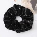 Elastico per capelli in velluto nero con motivo a pois argentati su sfondo bianco - Grande / Nero con linea tratteggiata a rombi