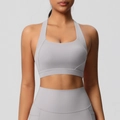 Détail d'un soutien-gorge de sport gris à fort impact avec larges bretelles et col en U - S / Hauts / Gris Givré