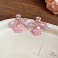 Détail de boucles d'oreilles nœud avec cristaux roses et pendentifs étoiles - Boucles d'Oreilles Roses (Tige en Argent S925)
