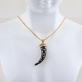Collier corne de mode avec pierres colorées et chaîne box dorée sur buste mannequin - Grand / L Noir
