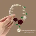 Détail d'une pince à cheveux rose velours rouge avec perles et pendentif de 4,5 cm - Pendentif Rose Rouge
