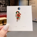 Lindo broche de esmalte de bastón de caramelo navideño con lazo, sostenido a mano - Bastón de Caramelo