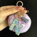 Porte-clés pompon violet avec anneau doré et lettre N en résine à paillettes en cœur - Lettre N