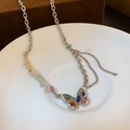 Silberne gewebte Kette mit bunten Keramik-Schmetterling-Anhänger und Perlenverzierung - Silber Schmetterling Strass Naturstein Halskette