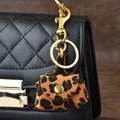 Mini Schlüsselanhänger aus Leder mit Leopardenmuster und goldenen Beschlägen - Leopard Kaffee