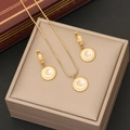 Parure collier lune dorée et boucles d'oreilles avec nacre sur boîte à bijoux - Blanc