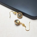 Détail macro de boucles d'oreilles en or 14K avec labradorite grise sur lin - Paire de Labradorite