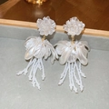 Dettaglio di orecchini a fiore bianco con nappe di perline su un vassoio grigio - Stile Nappa di Cristallo di Perline di Petalo (3#)