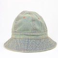 Dettaglio del cappello bucket in denim azzurro con cuciture a contrasto arancioni e fori - M(56-58cm) / Blu Medio & Bianco