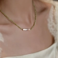 Olijfgroene zirkoonkralen en barokke zoetwaterparel ketting gedragen op de nek - Ketting / Olijfgroen / Zoetwaterparel