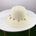 Détails d'un chapeau en paille tressée avec coquillages et bord ondulé élégant - M (56-58cm) / Blanc Lait - Style Chapeau Cloche