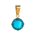 Detaillierte Nahaufnahme eines goldenen Anhängers mit blauem Edelstein auf weißem Hintergrund - Himmelblau