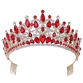 Vista dettagliata della corona barocca dorata con strass rossi e pettini laterali per capelli - Stile Pettine per Capelli / Oro KC con strass rossi